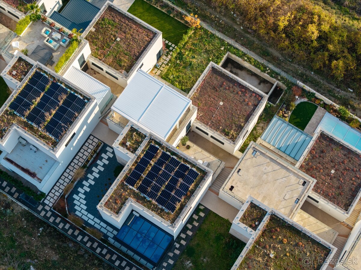 6 izb. skolaudovaný viladom (235 m²) bazén, vstupo do lesa - 17