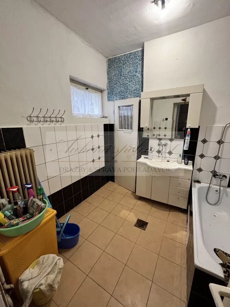 Rodinný dom s priestranným pozemkom na priamy predaj v centr - 17