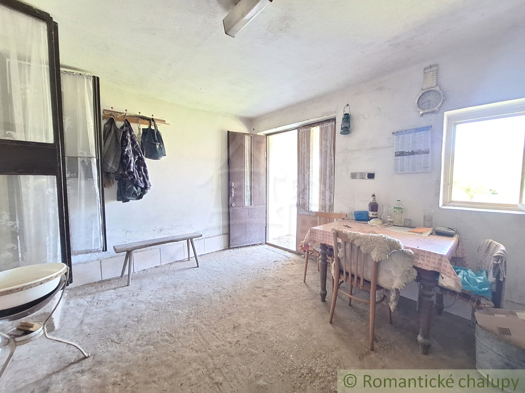 Poschodová chatka s vinohradom v malebnej dedinke Modrany - 17