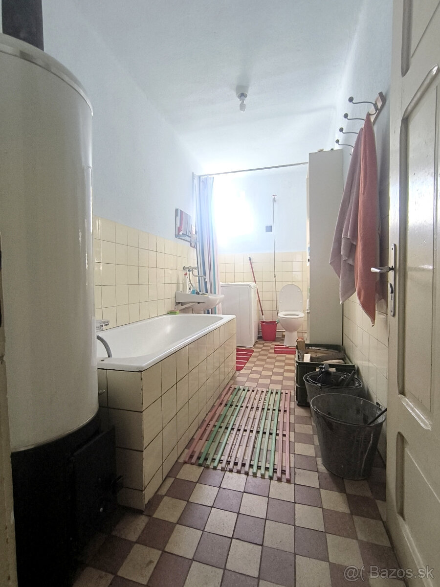 - R E Z E R V O V A N É - DOM CHALUPA V TICHEJ BOČNEJ ULICI - 17