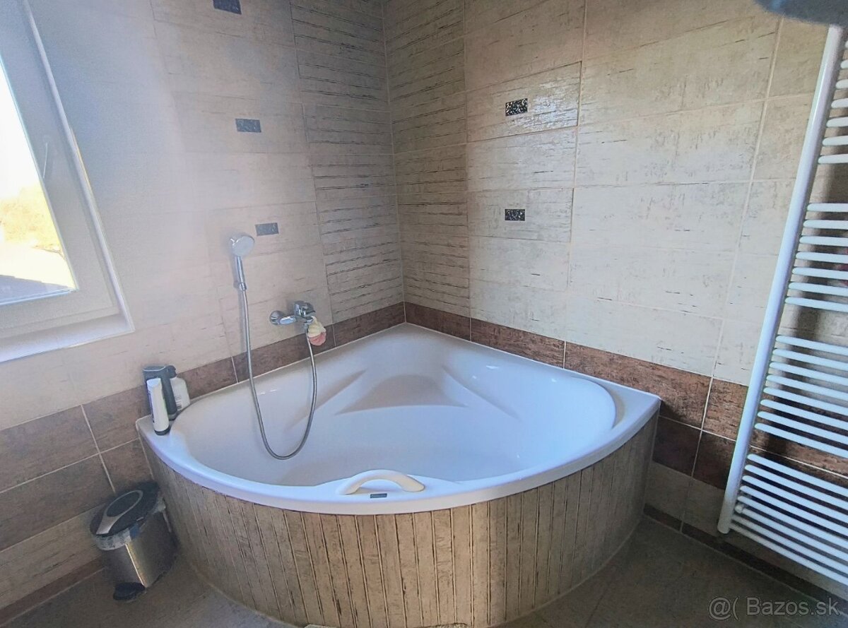 Dom s bazénom v centre - 17