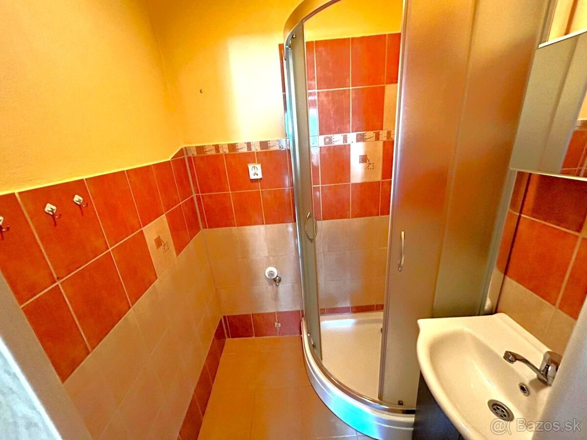 Prenájom slnečný 2-izbový TEHLOVÝ byt s loggiou, nezariadený - 17