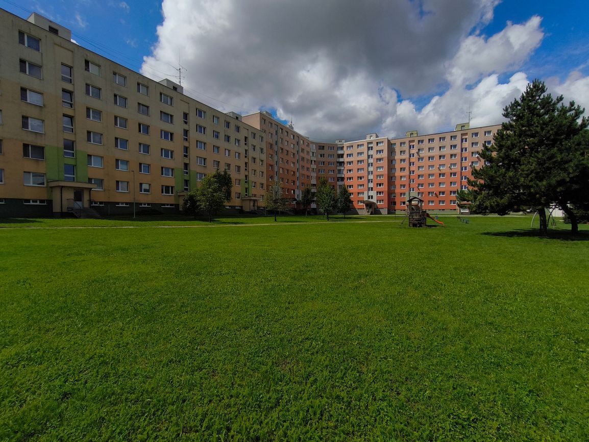 (REZERVOVANÉ) 2-IZBOVÝ BYT S LOGGIOU, KRÁSNY VÝHĽAD, 50m2, R - 17