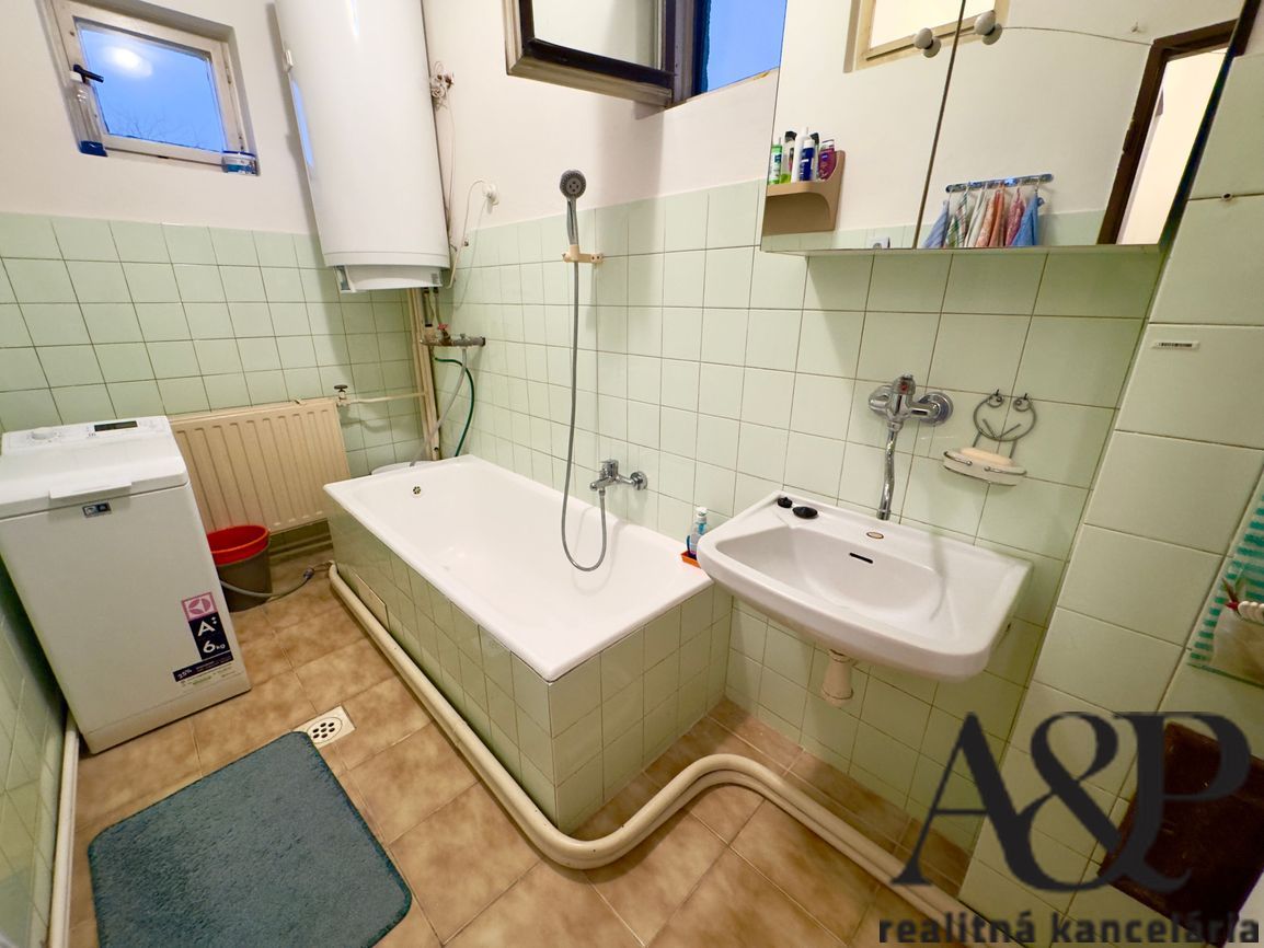 4 IZBOVÝ RD S GARÁŽOU, POZEMOK 776M2, ŽELEZNIČNÁ UL., SENICA - 17