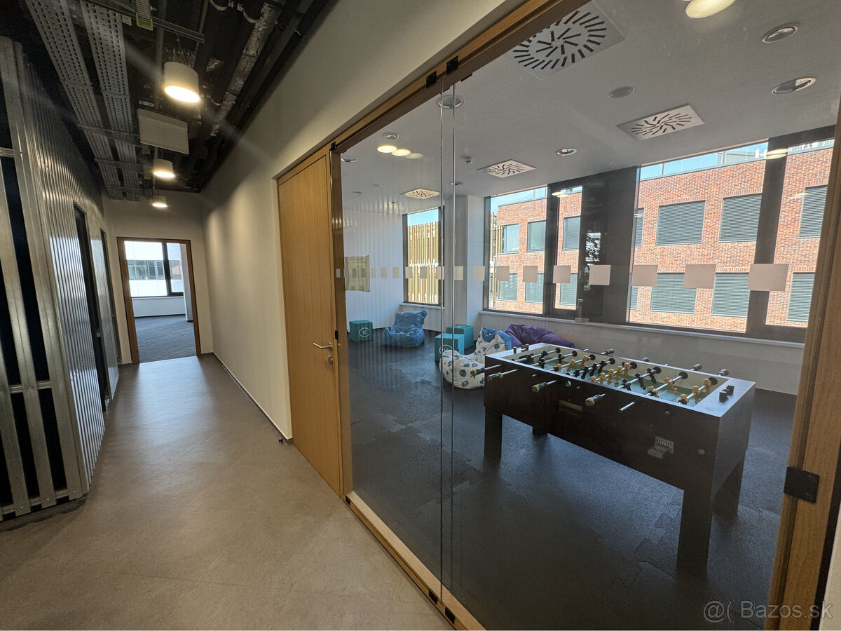 Prenájom samostatného kancelárskeho traktu 867 m² pri nábrež - 17