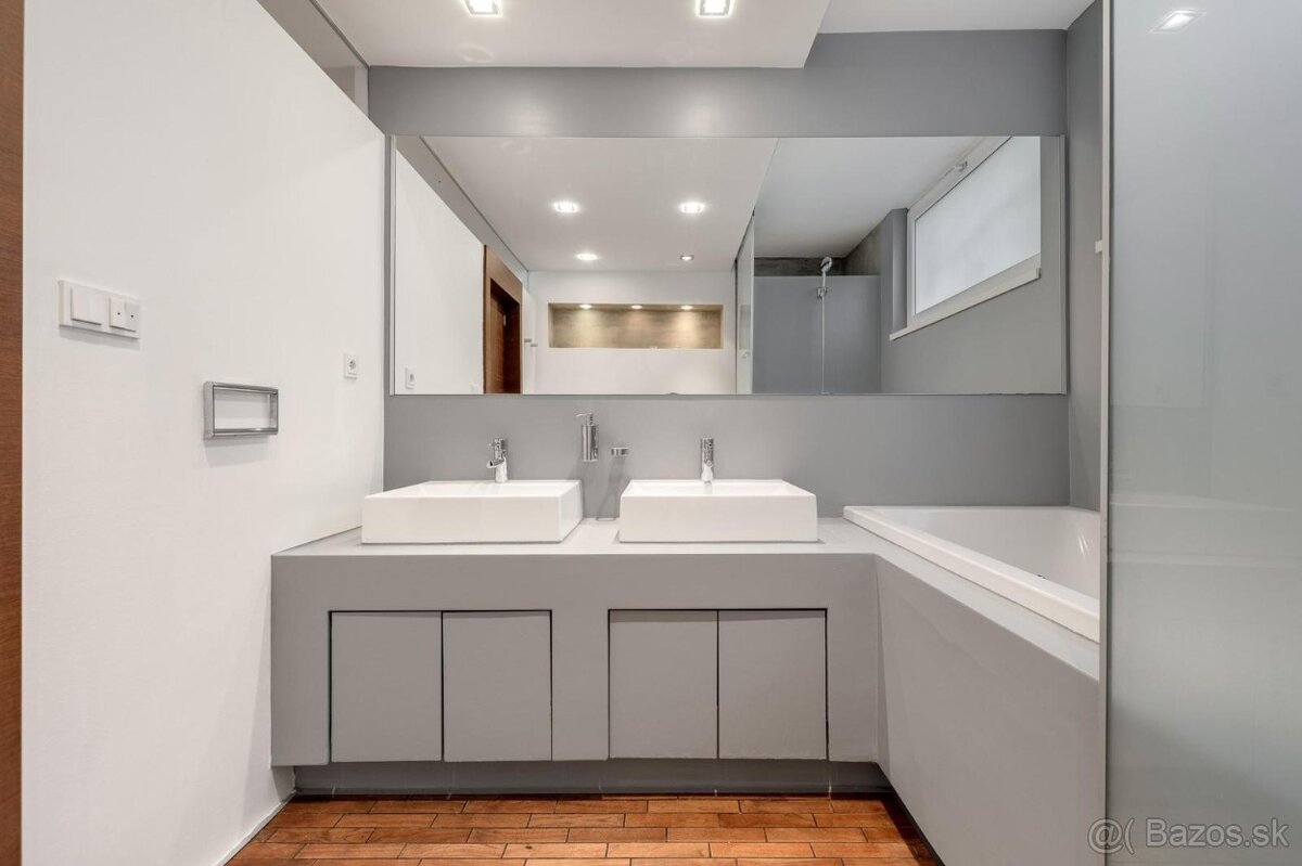 Ponúkame Vám na predaj 4 izb. byt, Ba - m.č.Staré Mesto. - 17