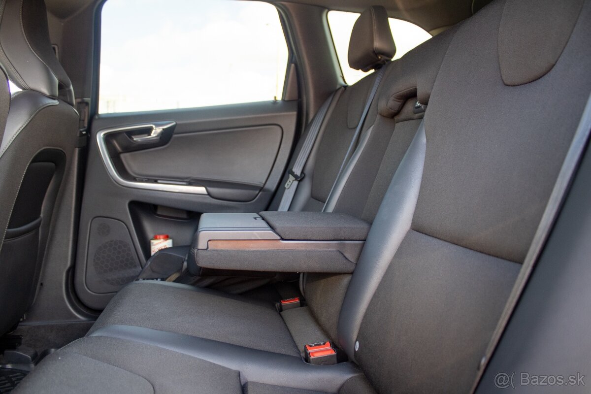 VOLVO XC60 D4 2,0 133 KW A8 - 17