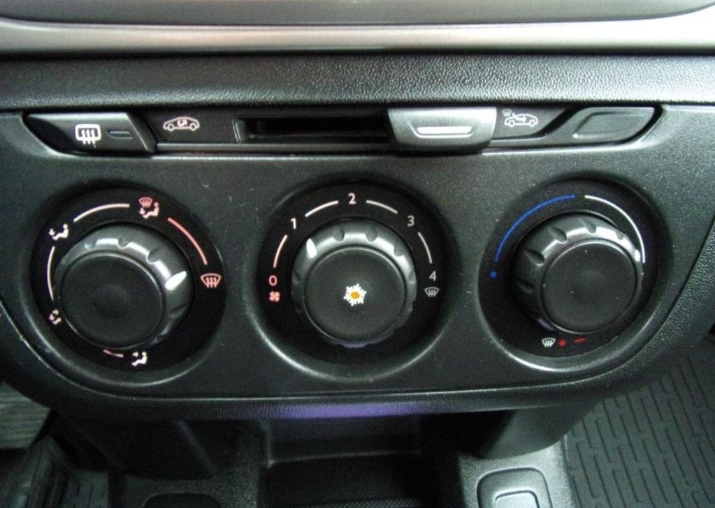 Citroën C-Elysée 1,2 PureTech FEEL benzín manuál 60 kw - 17