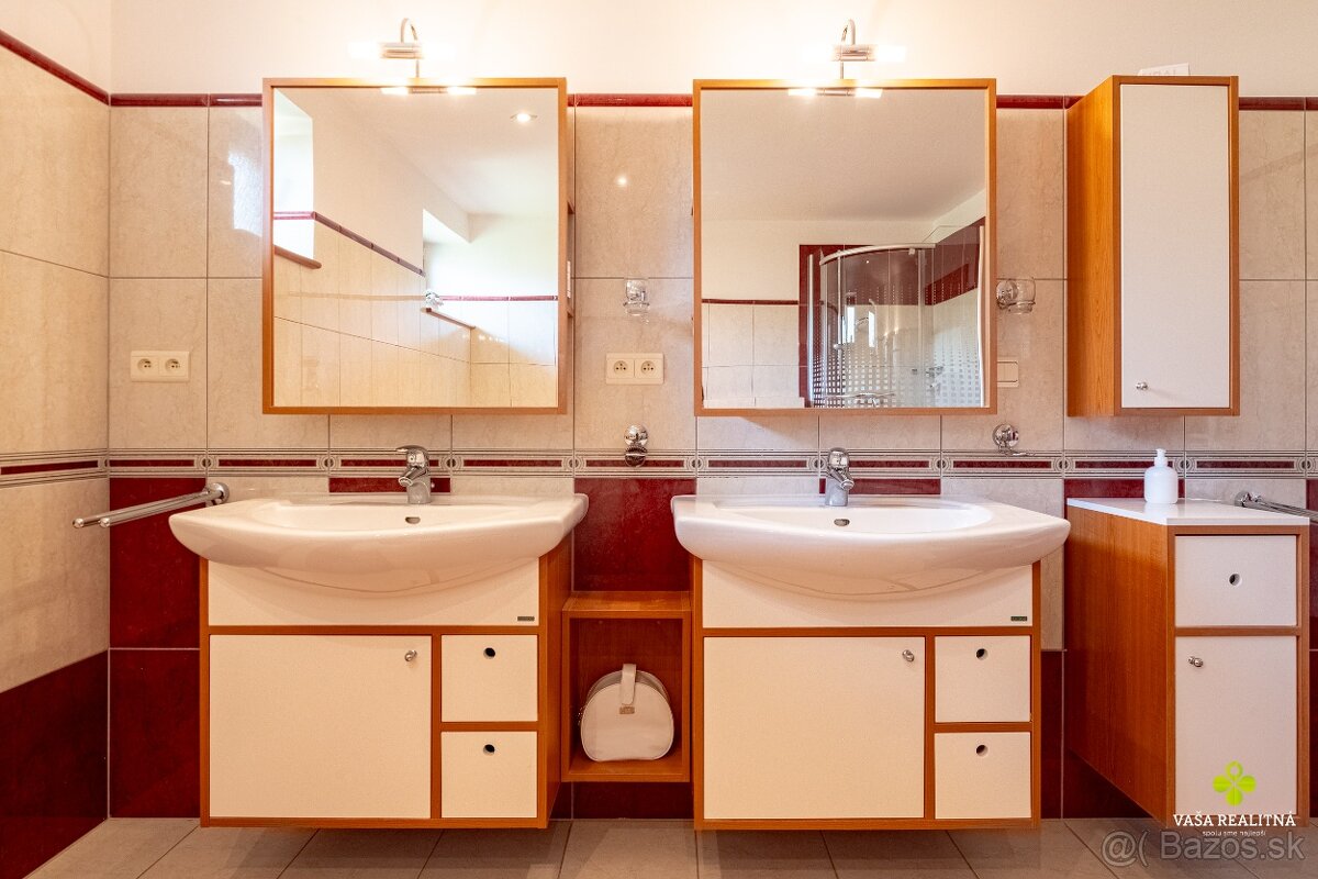 Úchvatná rodinná vila s vnútorným bazénom - 17