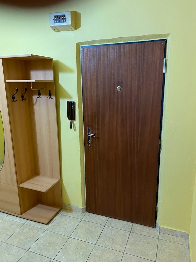 Prenajmem 1-izb. zar. a prerobený byt na sídlisku Stred v PB - 17