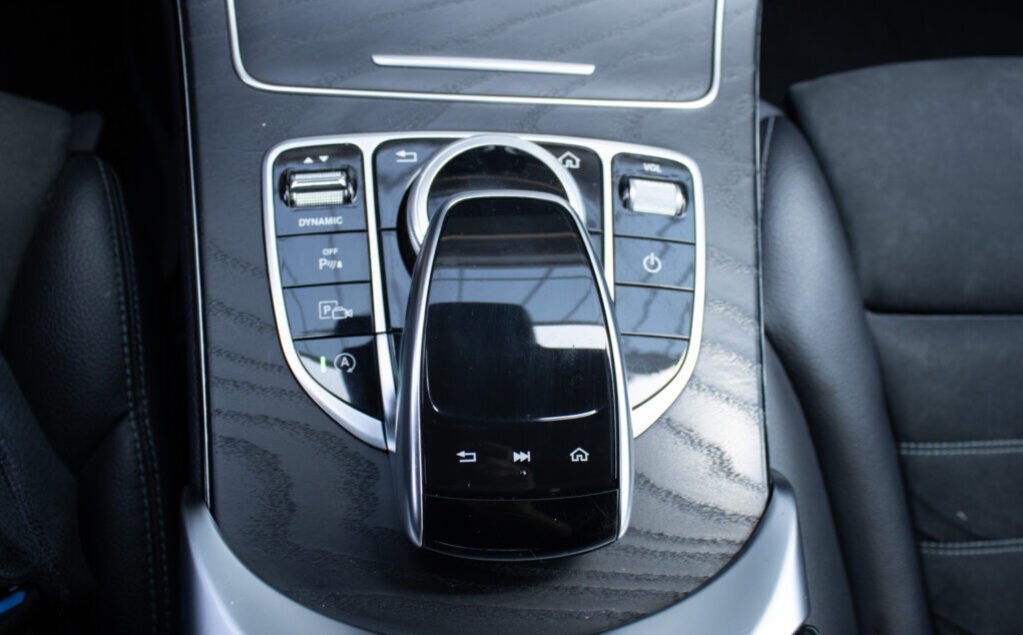 Mercedes-Benz C 200 Combi z roku 2020 - 17