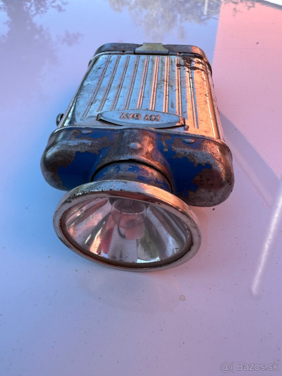 Staré veci z pôdy-staré figúrky, kordy, kalamar, šachovnice - 17