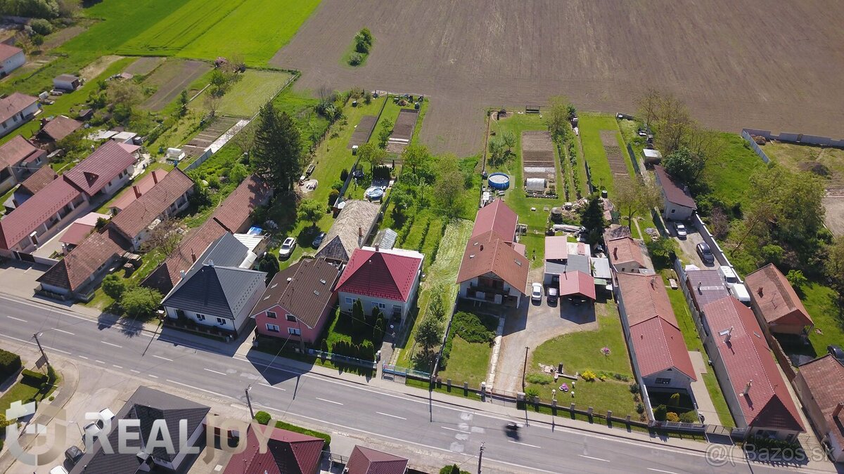 Ponúkame na predaj rodinný dom s garážou a veľkým pozemkom v - 17