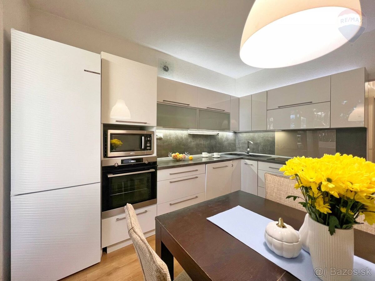 REZERVOVANÉ - NA PREDAJ kompletne zariadený 3-izbový byt v K - 17