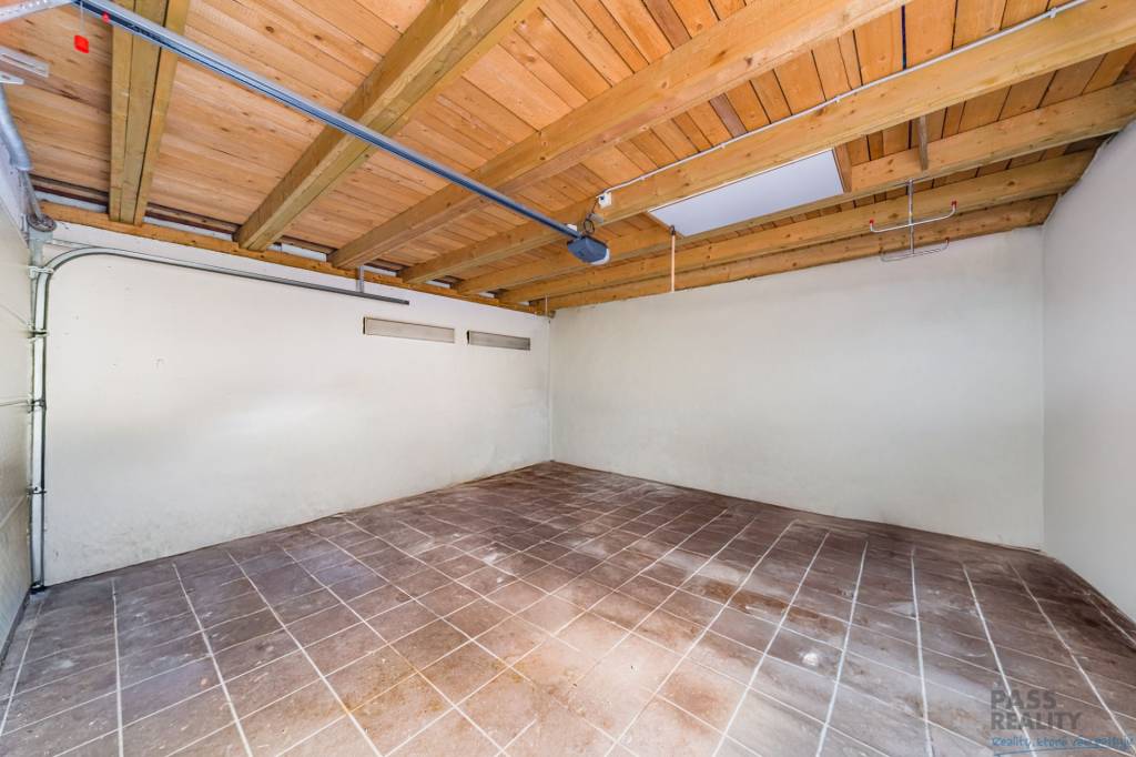 Rodinný dom s podkrovím, 2-garážou, parking, vírivka v srdci - 17