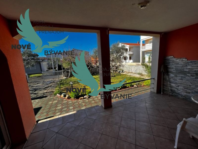 Na predaj dom s 3 apartmánmi len 250m od mora, Chorvátsko - - 17