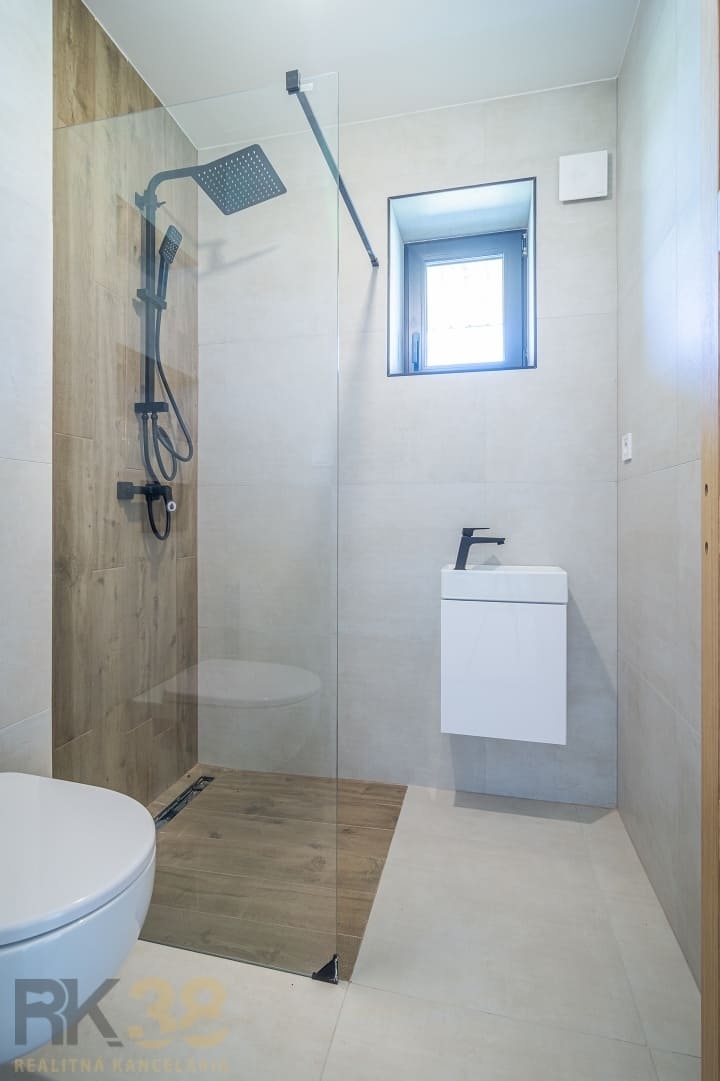 Nadčasové rodinné domy v skvelej lokalite pod Tatrami - 17