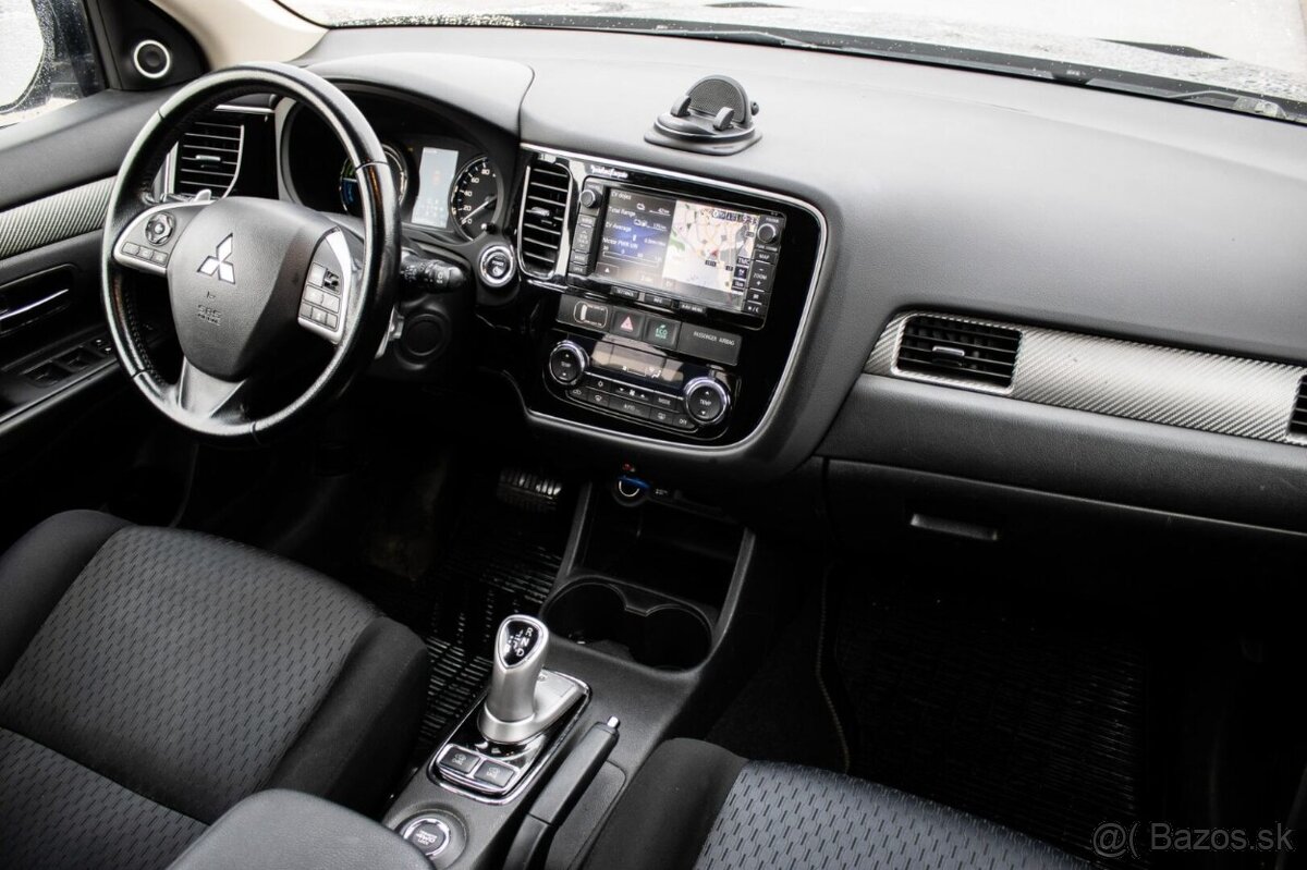 Mitsubishi Outlander 2.0 PHEV 4WD (2013) - 17