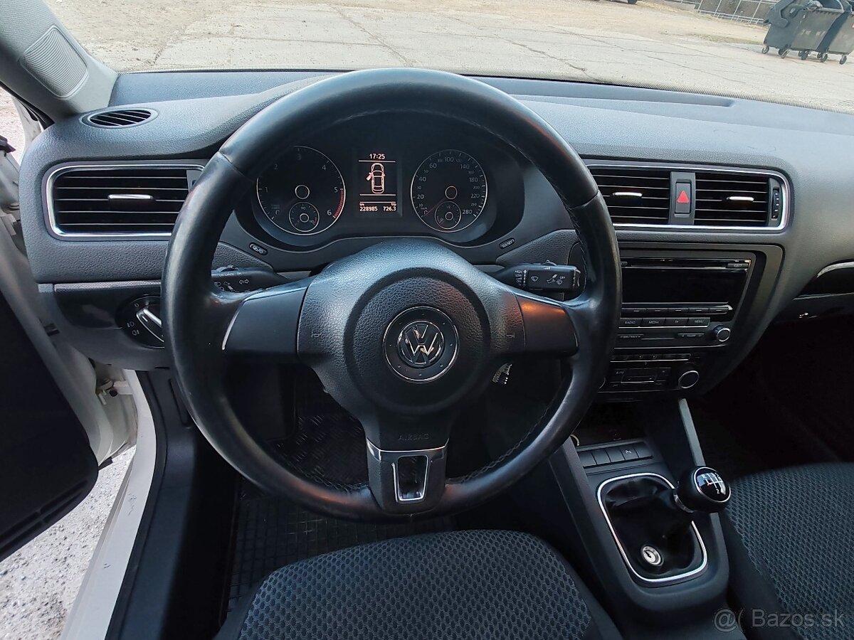 VOLKSWAGEN JETTA 1,6TDI - 17
