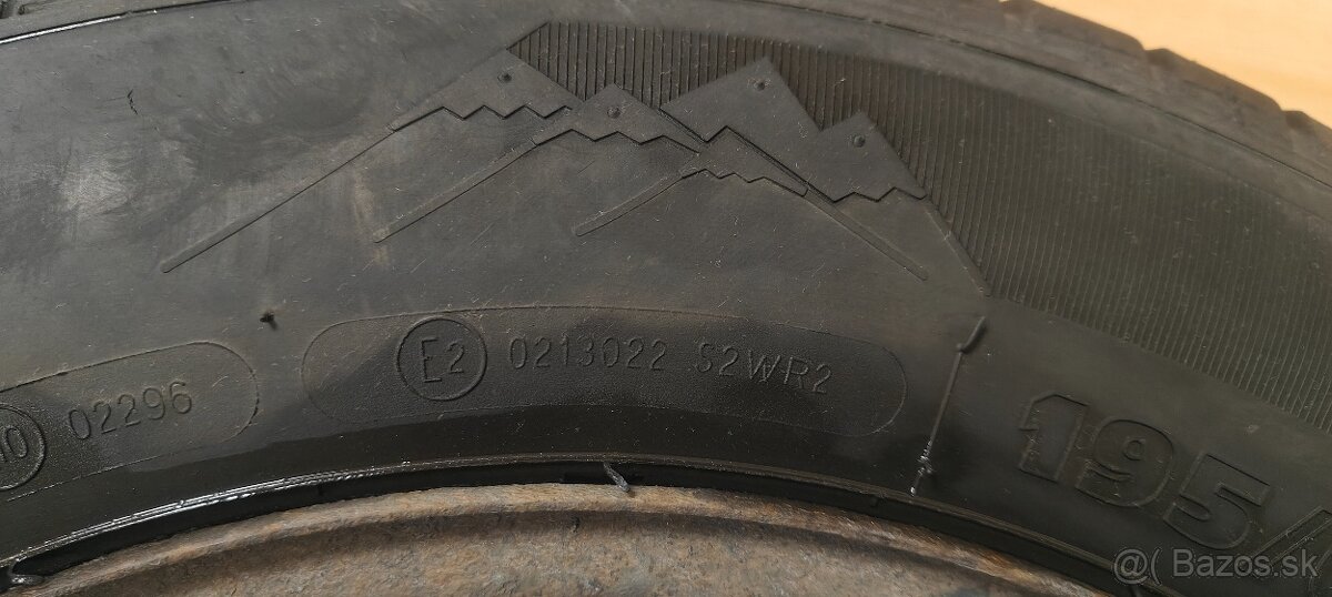 Predám 4 zimné pneumatiky s diskami Škoda octavia 2 - 17