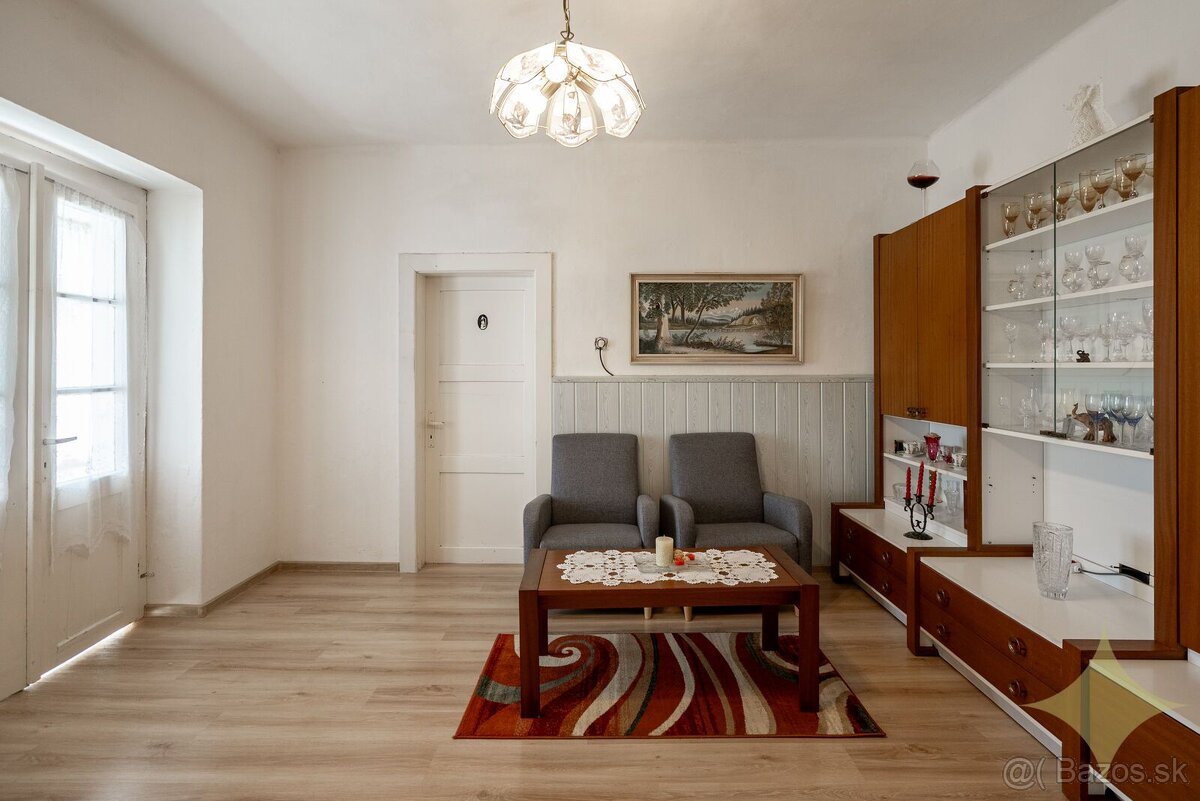 Zaujímavý, čiastočne zrekonštruovaný, rodinný dom v obci Buš - 17