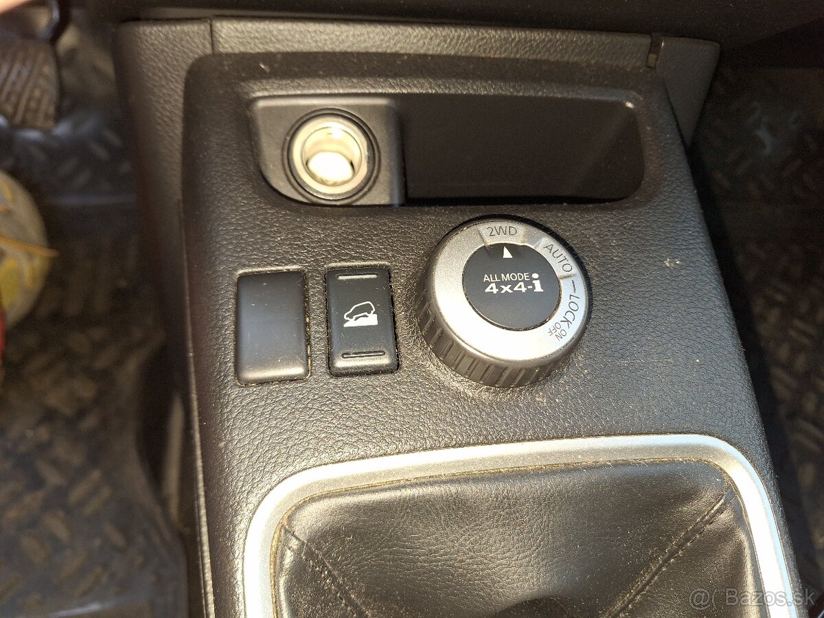 Nissan X-Trail T31 2,5 benzín - 17