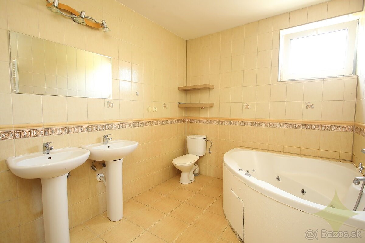 Priestranný rodinný dom s dvomi kúpeľňami a ovocným sadom v - 17