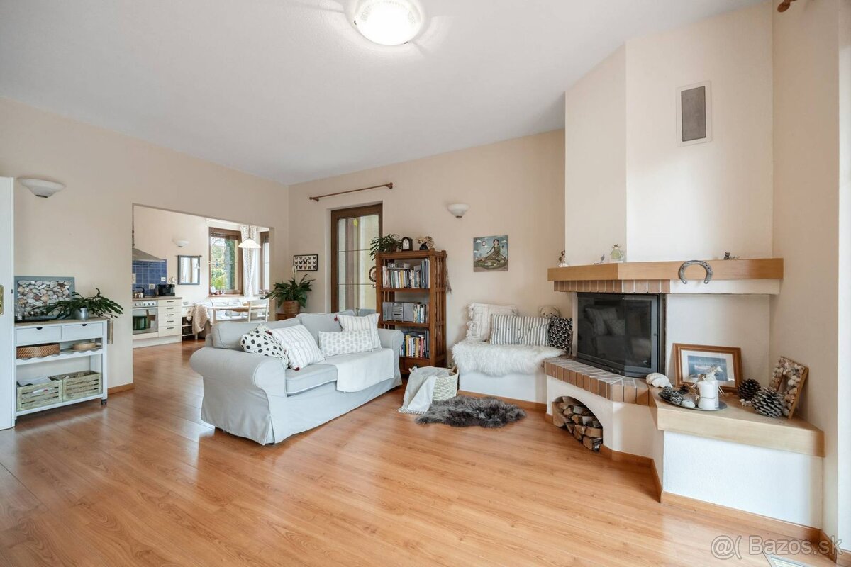 Priestranný 6-izbový rodinný dom s dvojgarážou a krásnou záh - 17