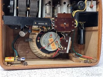 Schaltbild Libelle 4D61 RFT 》KABELKOVÉ STAROŽITNÉ RADIO - 17