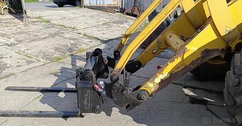 rýchloupínač a paletovacie vidly na traktorbáger komatsu WB - 17