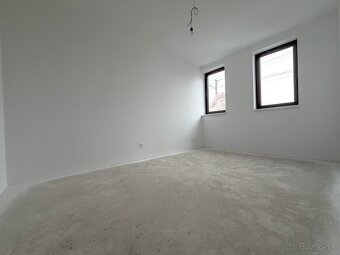 MODERNÝ DVOJDOM V POVODE- VEĽKÝ POZEMOK - 17