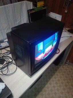VHS videoprehrávač AIWA+TV farebné, 14“. - 17