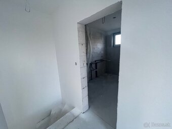 Moderna novostavba v novej štvrti v obci Príbovce - 17
