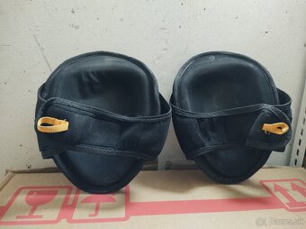 {53}  Chrániče kolien - 17