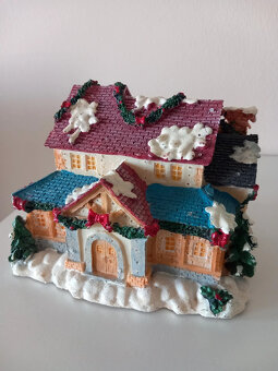 Starý svietiaci led domček po rodičoch 16x13x12 cm - 17