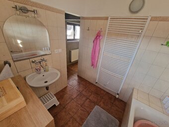 Krásny, moderný, svetlý a zaujímavo riešený dom na predaj - 17