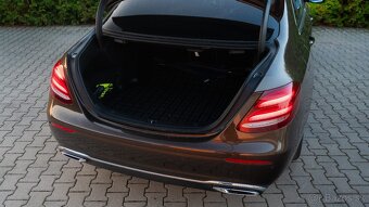 Mercedes E220d - Hnedá Metalíza, CarPlay, Letná-Zimná sada - 17