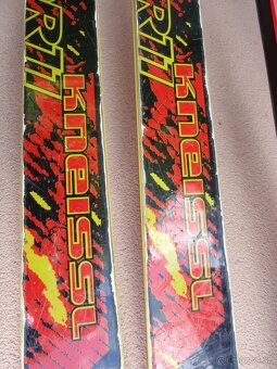 Lyžařská výbava - 9 párů lyží, hůlky, boty - 17