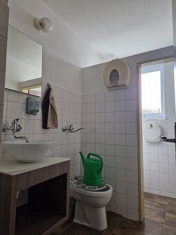 NA PRENÁJOM: Veľký obchodno-skladový priestor v Senci. - 17