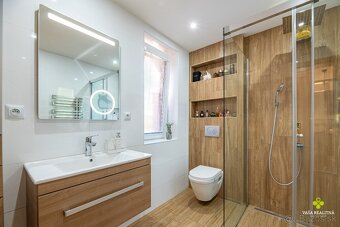 Štýlový a priestranný rodinný dom v slepej ulici s bazénom - 17