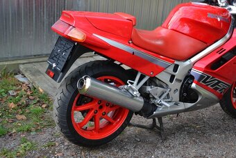 Honda VFR 750 RC36 - 17