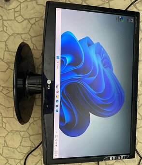 Predám tieto rôzne monitory vga dvi d - 17