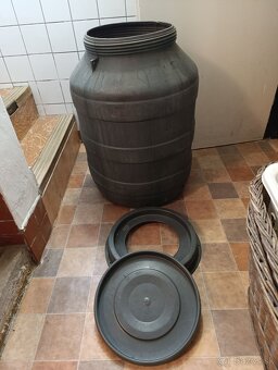 Demižóny a nádoba na hrozno - 17