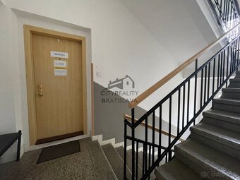 Štvorpodlažná budova v centre Piešťan na podnikanie, či býva - 17