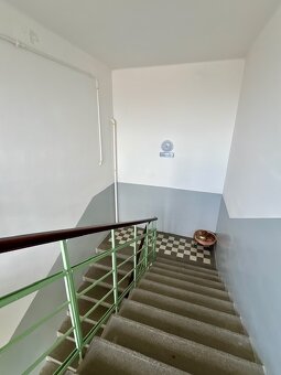 2-izb.byt s terasou 30 m2, pešia zóna, vrchné poschodie - 17