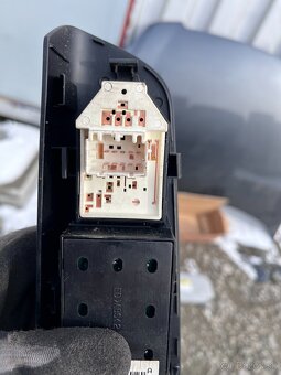 Kia Ceed Kombi 06-12 vypínač okien, madlo, panel, clonítko Ľ - 17