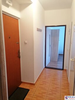 ŠTÚROVA: VOĽNÝ 2-izb. ZARIADENÝ byt, balkón, 48 m2, 1.posch. - 17