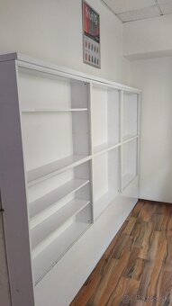 Kompletné vybavenie predajne – pulty a skrine (top stav) - 17
