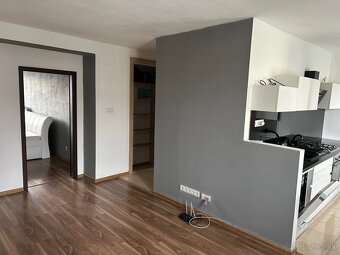 Ponúkam na prenájom 2 izbový byt v centre Snv - 17