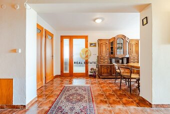 Na PREDAJ 4i RD s dvojgarážou ZOBOR - Hornozoborská, pozemok - 17